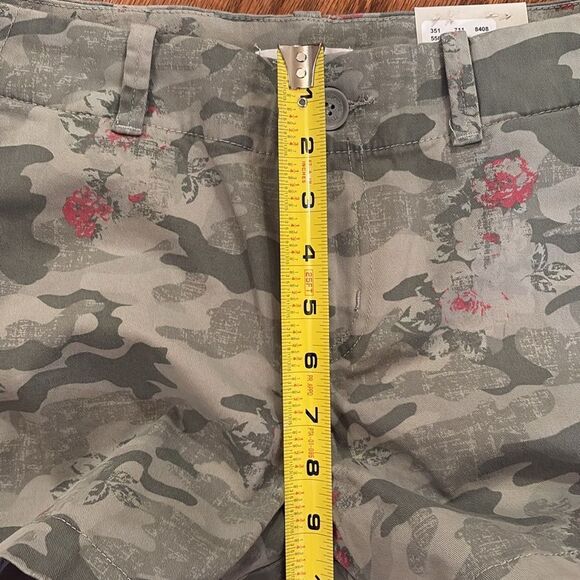 NWT Maurice, camo shorts with a cute pink flower- size 9/10🌸 - Picture 5 of 9